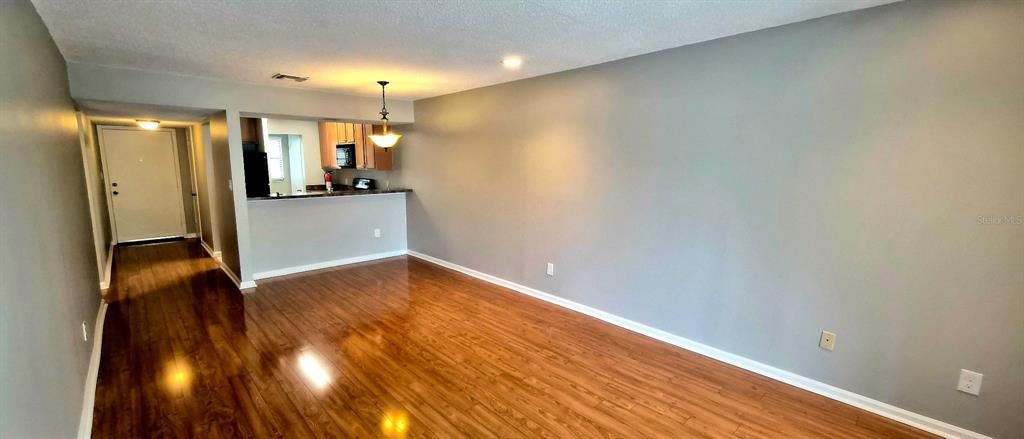 Active With Contract: $1,900 (2 beds, 2 baths, 890 Square Feet)