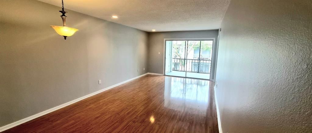 Active With Contract: $1,900 (2 beds, 2 baths, 890 Square Feet)