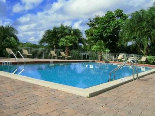 Active With Contract: $1,900 (2 beds, 2 baths, 890 Square Feet)