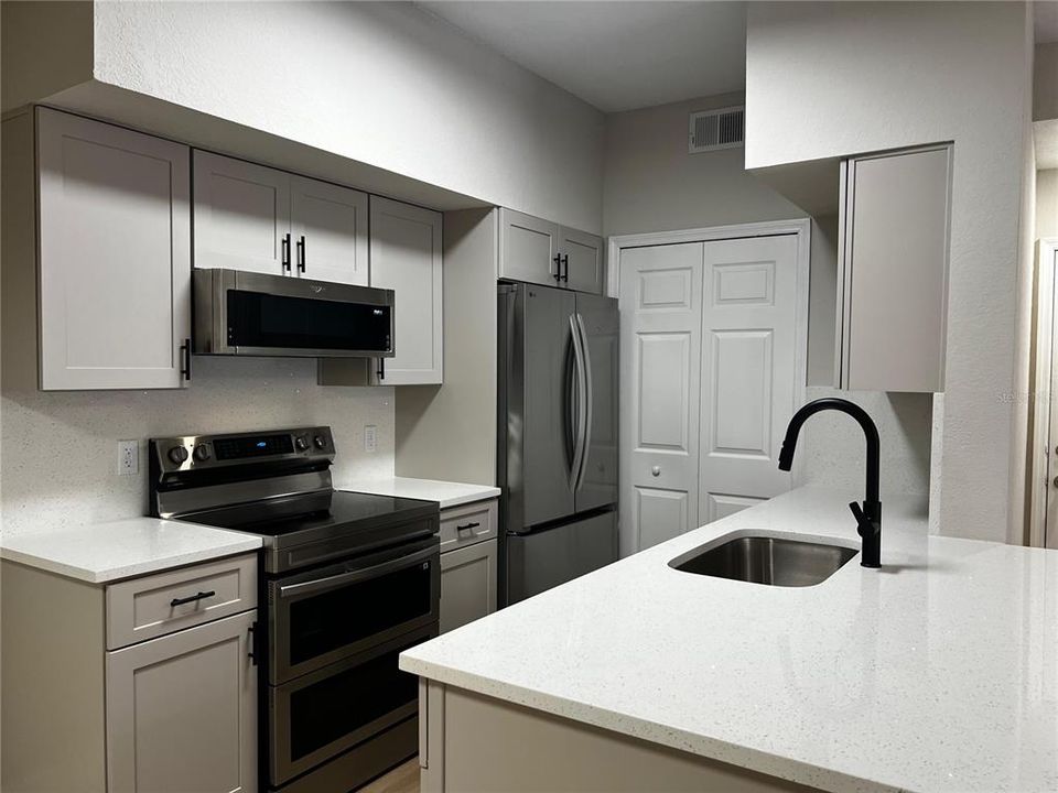 For Rent: $1,849 (2 beds, 2 baths, 886 Square Feet)
