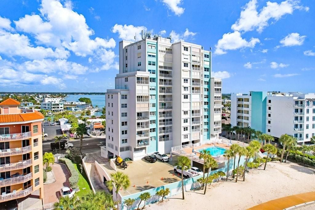 Active With Contract: $575,000 (2 beds, 2 baths, 1270 Square Feet)