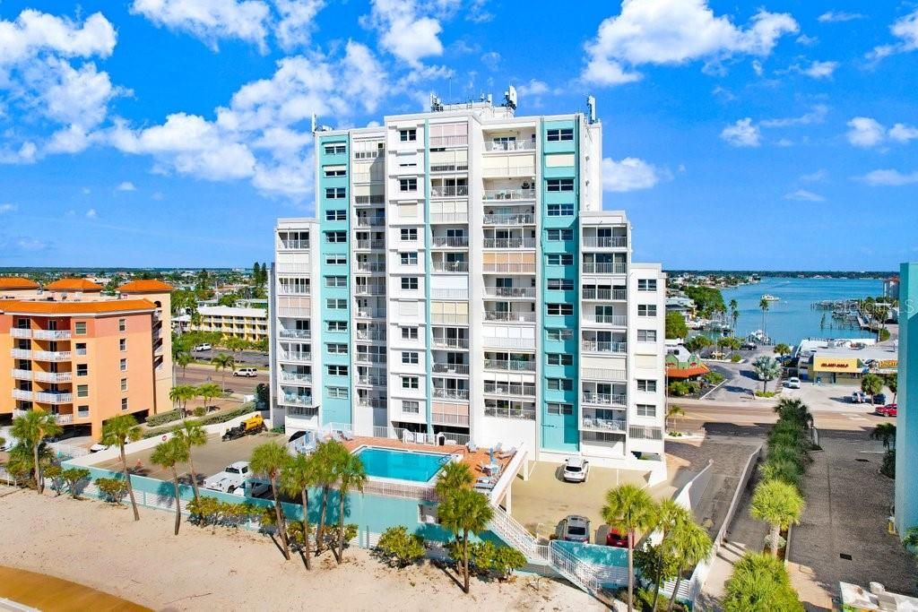 Active With Contract: $575,000 (2 beds, 2 baths, 1270 Square Feet)