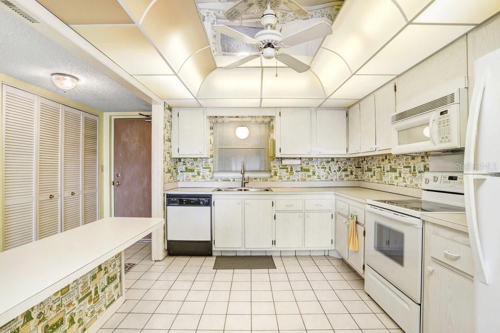 Active With Contract: $575,000 (2 beds, 2 baths, 1270 Square Feet)