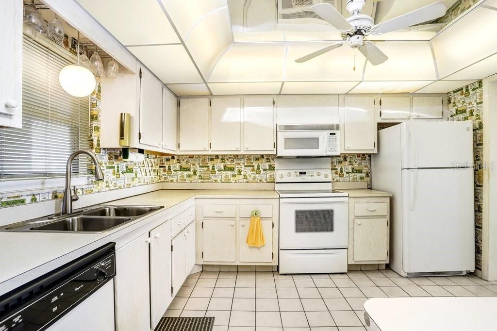 Active With Contract: $575,000 (2 beds, 2 baths, 1270 Square Feet)