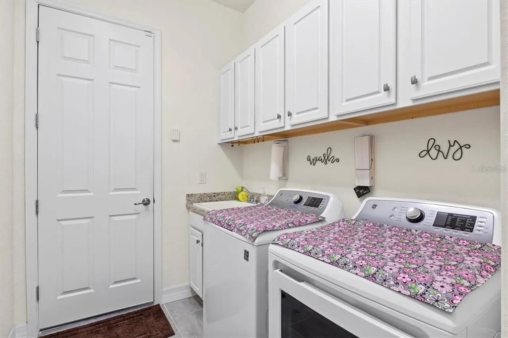 En Venta: $950,000 (4 camas, 2 baños, 2374 Pies cuadrados)