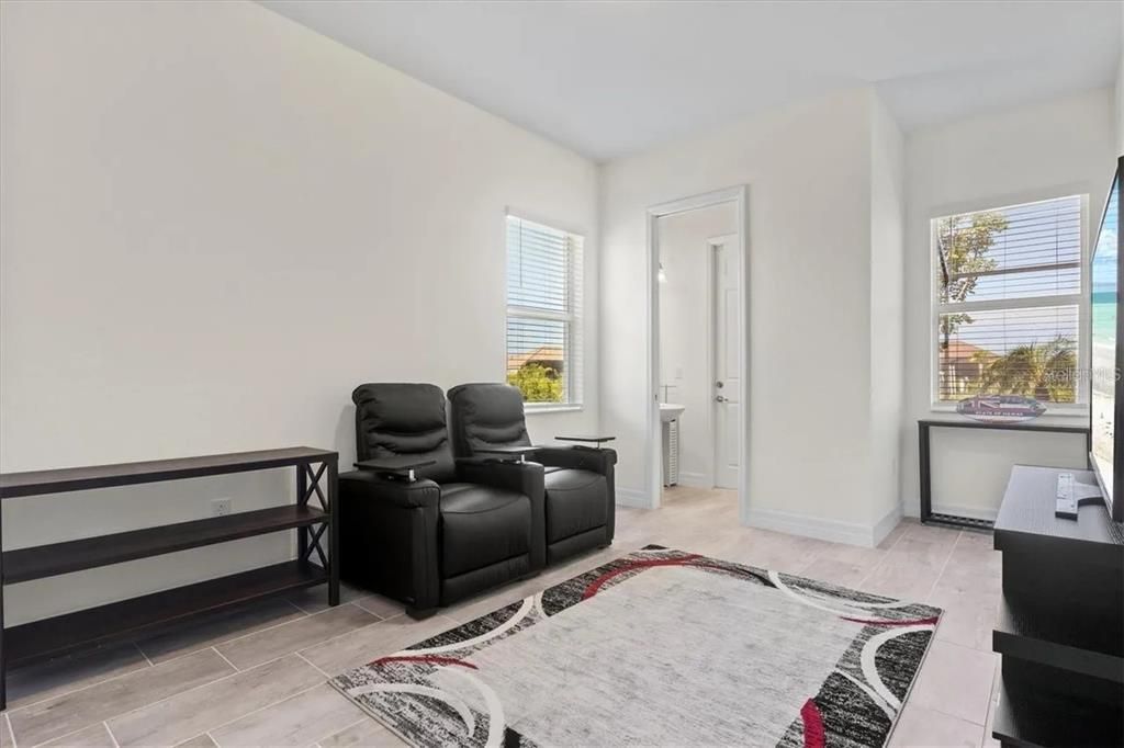En Venta: $950,000 (4 camas, 2 baños, 2374 Pies cuadrados)