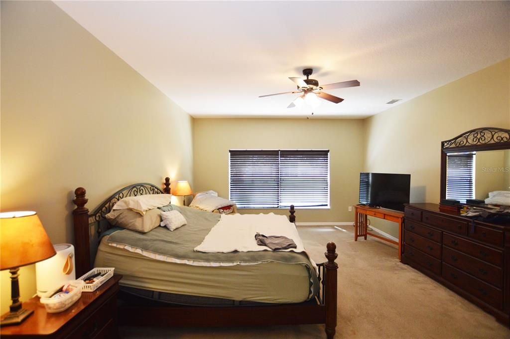 Activo con contrato: $309,000 (3 camas, 2 baños, 2294 Pies cuadrados)