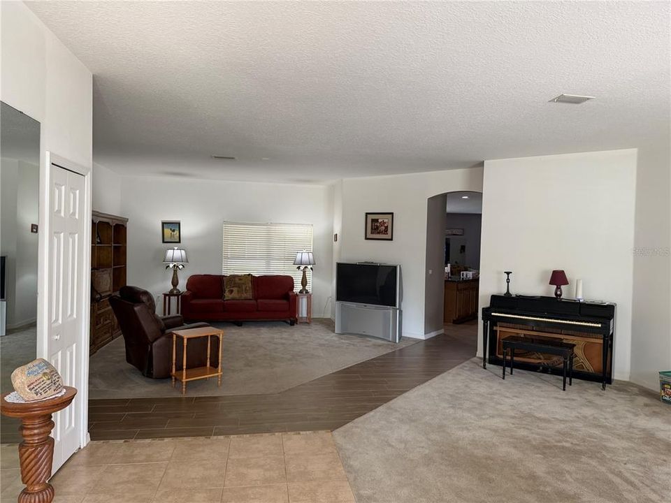 Activo con contrato: $309,000 (3 camas, 2 baños, 2294 Pies cuadrados)