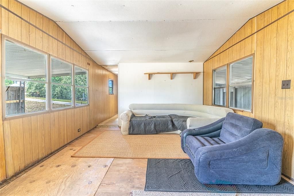 For Sale: $129,990 (2 beds, 1 baths, 660 Square Feet)