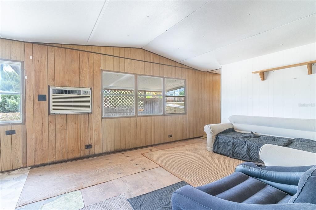 For Sale: $129,990 (2 beds, 1 baths, 660 Square Feet)