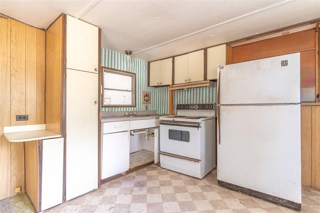 For Sale: $129,990 (2 beds, 1 baths, 660 Square Feet)