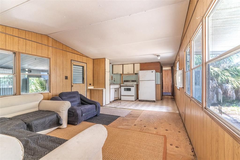 For Sale: $129,990 (2 beds, 1 baths, 660 Square Feet)