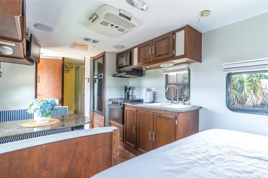For Sale: $129,990 (2 beds, 1 baths, 660 Square Feet)