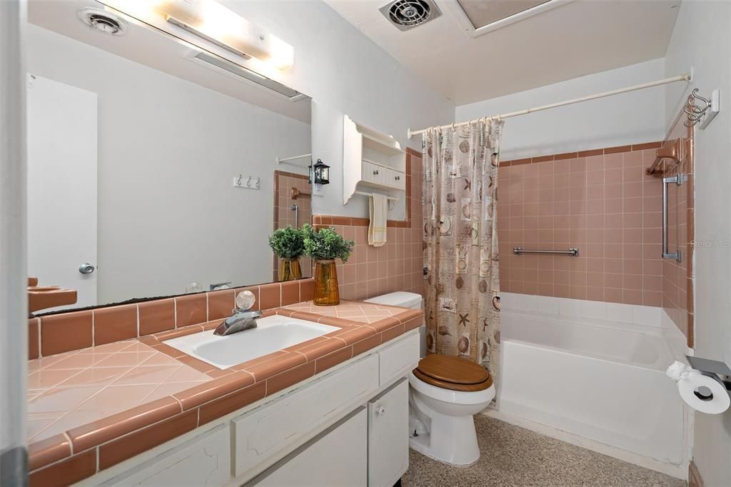 Activo con contrato: $240,000 (3 camas, 1 baños, 1367 Pies cuadrados)