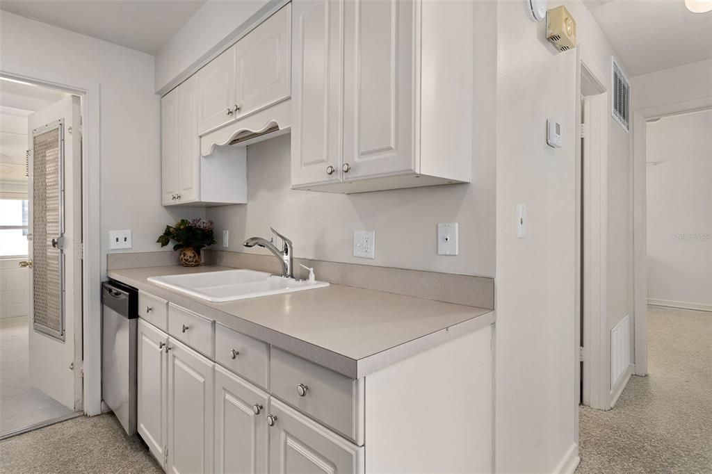 Activo con contrato: $240,000 (3 camas, 1 baños, 1367 Pies cuadrados)