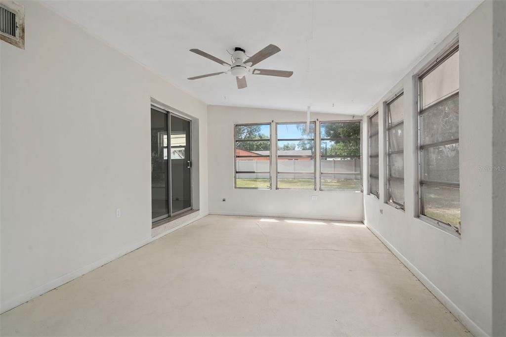 Activo con contrato: $240,000 (3 camas, 1 baños, 1367 Pies cuadrados)