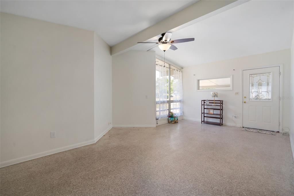 Activo con contrato: $240,000 (3 camas, 1 baños, 1367 Pies cuadrados)