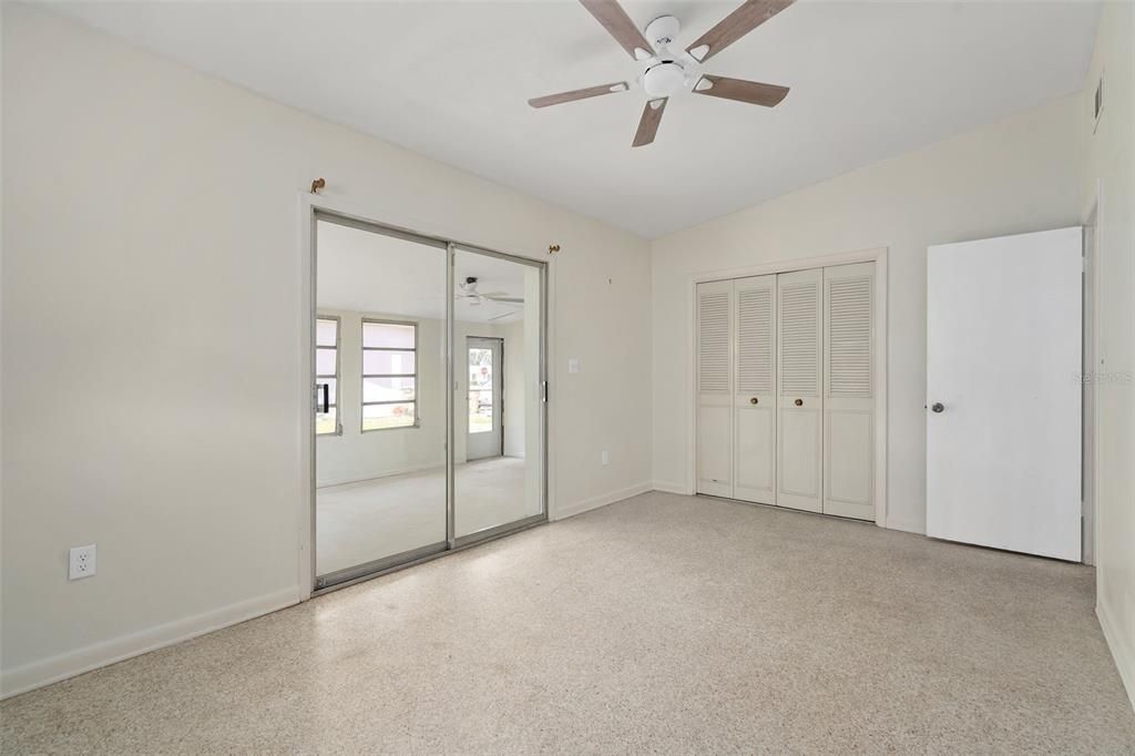 Activo con contrato: $240,000 (3 camas, 1 baños, 1367 Pies cuadrados)