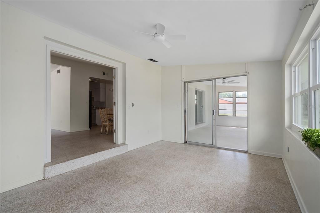 Activo con contrato: $240,000 (3 camas, 1 baños, 1367 Pies cuadrados)