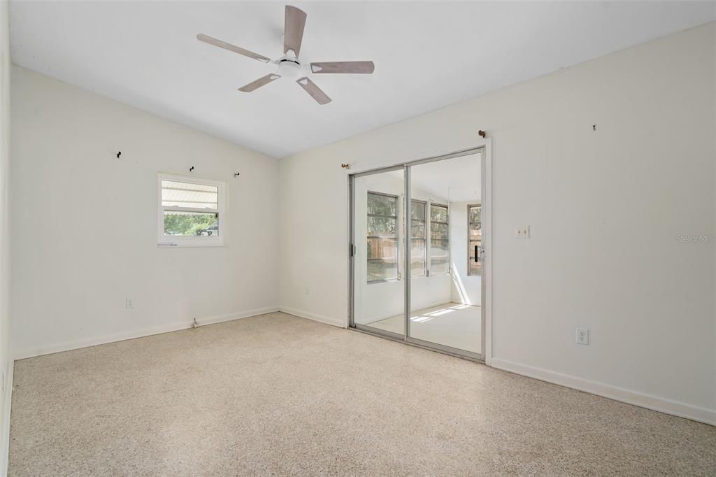 Activo con contrato: $240,000 (3 camas, 1 baños, 1367 Pies cuadrados)