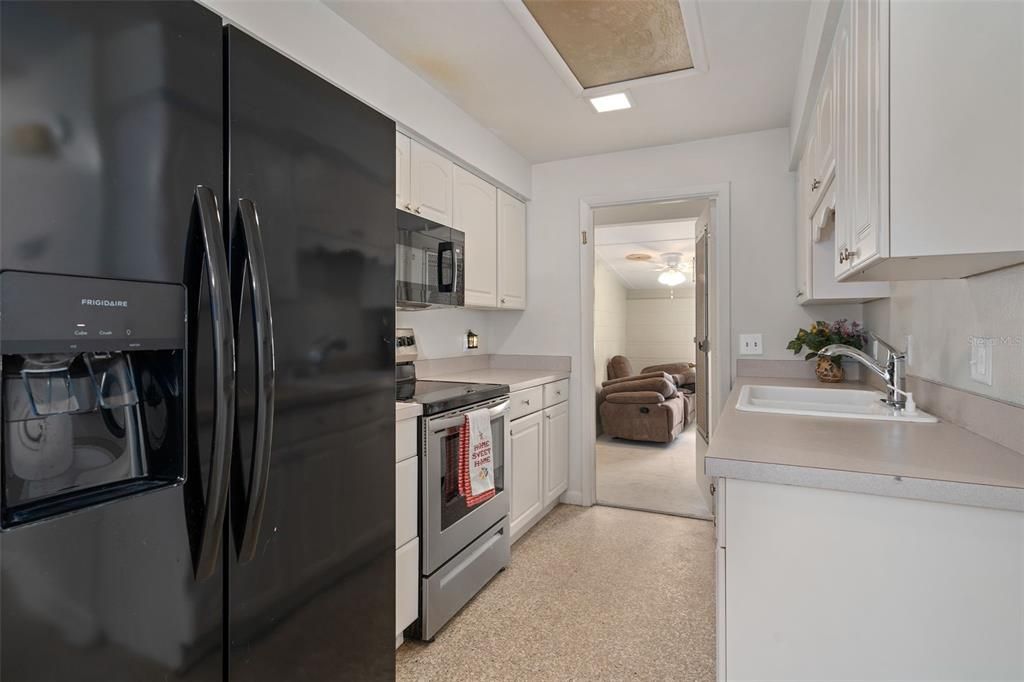 Activo con contrato: $240,000 (3 camas, 1 baños, 1367 Pies cuadrados)