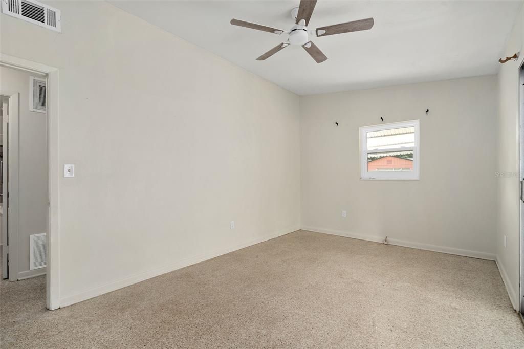 Activo con contrato: $240,000 (3 camas, 1 baños, 1367 Pies cuadrados)