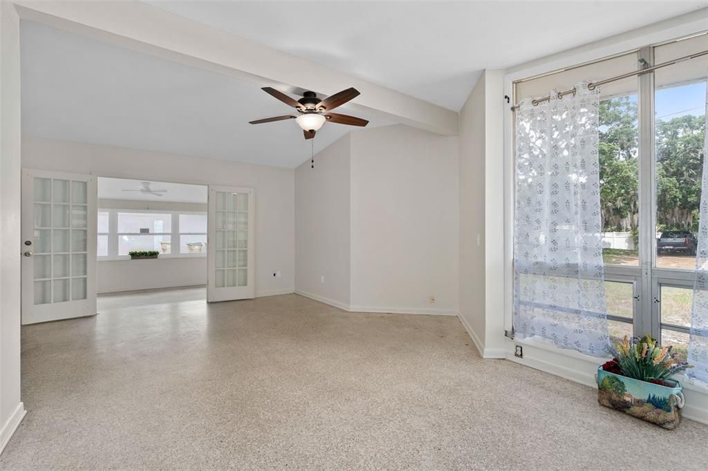 Activo con contrato: $240,000 (3 camas, 1 baños, 1367 Pies cuadrados)