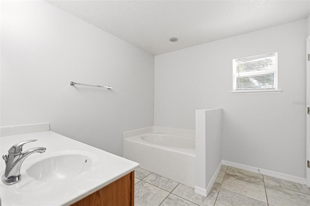 For Sale: $318,900 (4 beds, 2 baths, 2088 Square Feet)