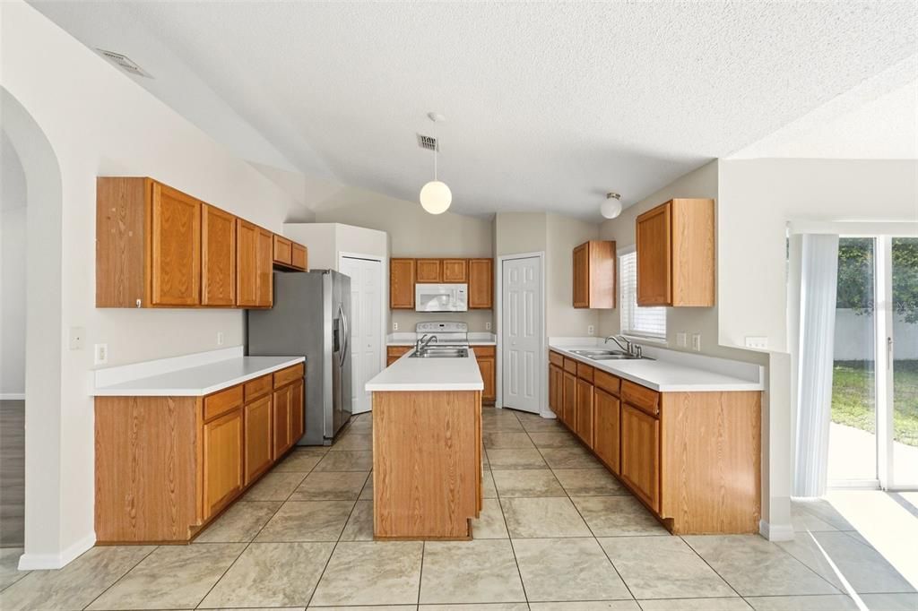 For Sale: $318,900 (4 beds, 2 baths, 2088 Square Feet)