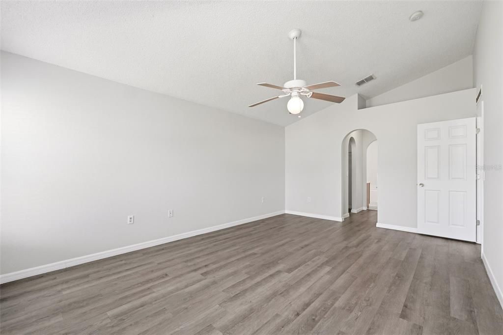 For Sale: $318,900 (4 beds, 2 baths, 2088 Square Feet)