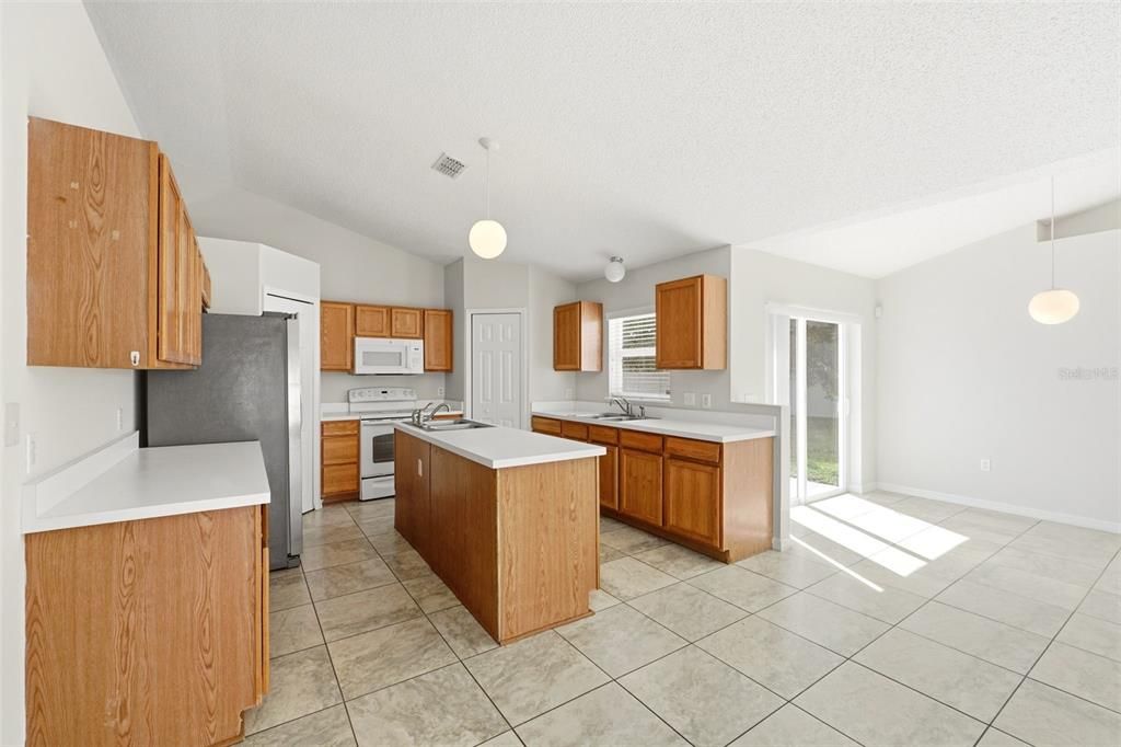 For Sale: $318,900 (4 beds, 2 baths, 2088 Square Feet)