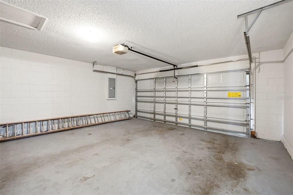 For Sale: $318,900 (4 beds, 2 baths, 2088 Square Feet)