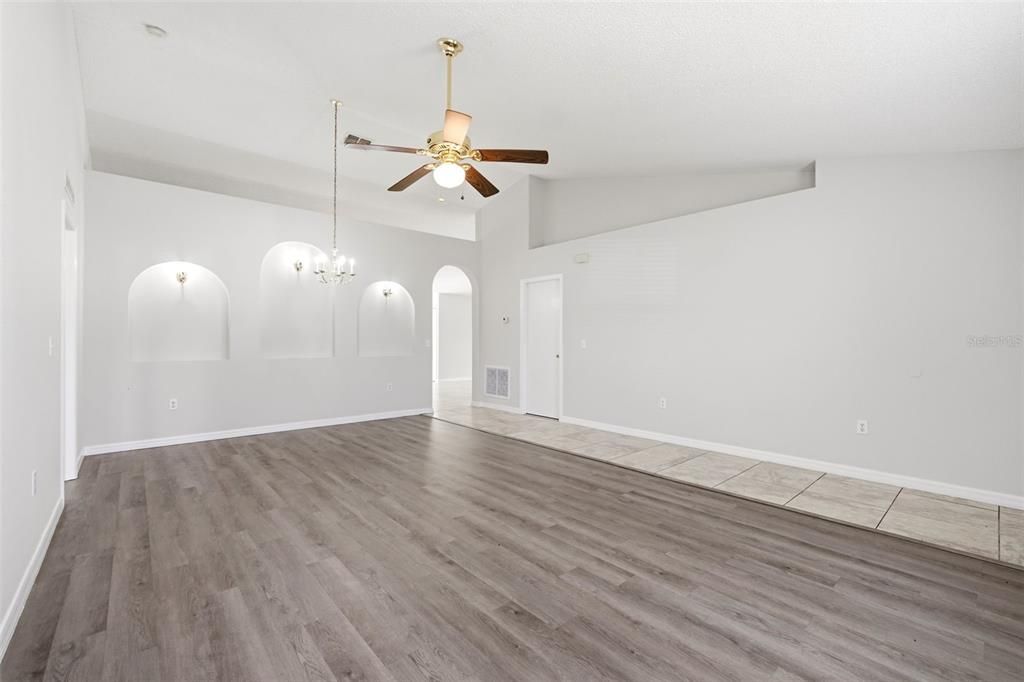 For Sale: $318,900 (4 beds, 2 baths, 2088 Square Feet)