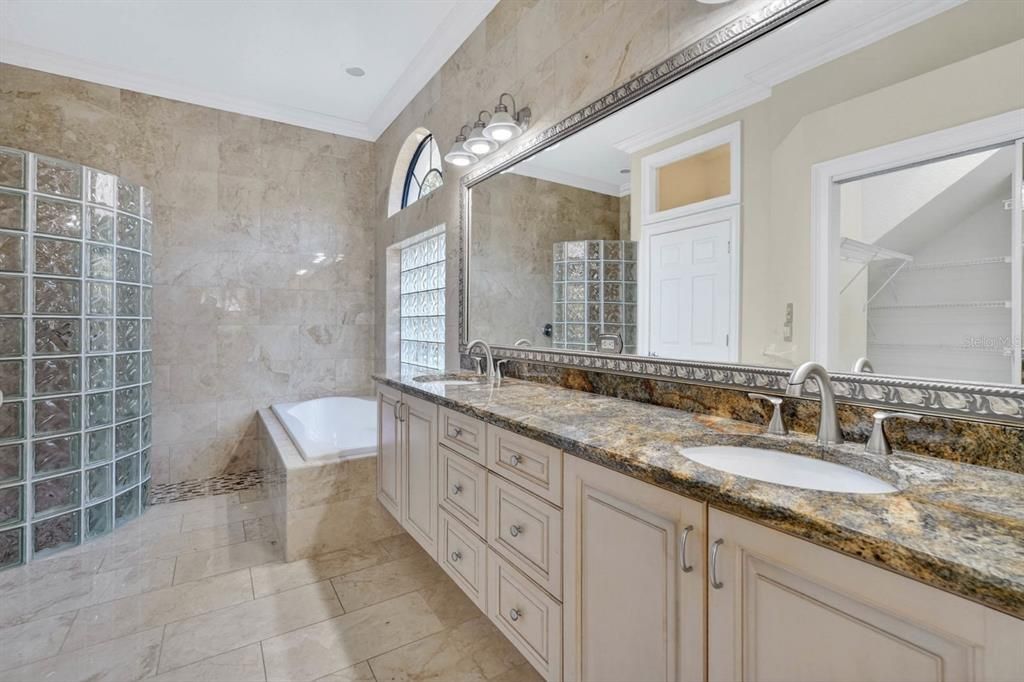 Activo con contrato: $1,499,000 (4 camas, 3 baños, 3188 Pies cuadrados)