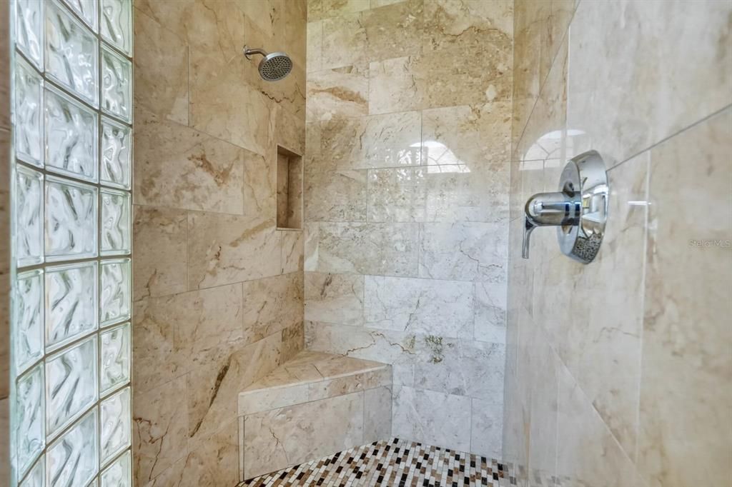 Activo con contrato: $1,499,000 (4 camas, 3 baños, 3188 Pies cuadrados)