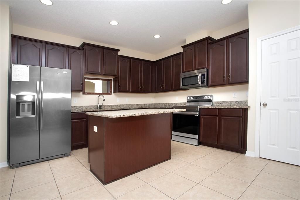 For Rent: $2,400 (3 beds, 2 baths, 2127 Square Feet)