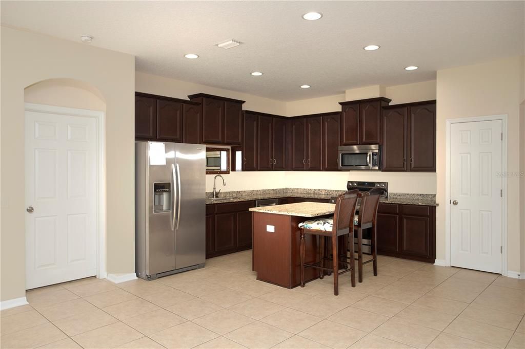 For Rent: $2,400 (3 beds, 2 baths, 2127 Square Feet)