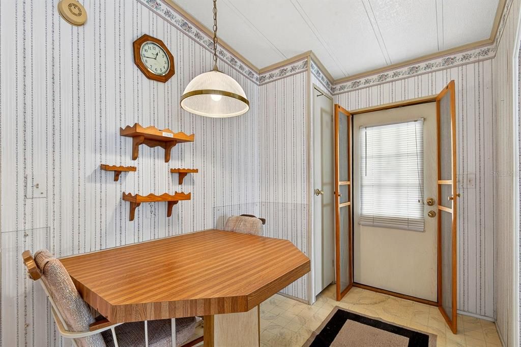На продажу: $124,900 (2 спален, 2 ванн, 1012 Квадратных фут)