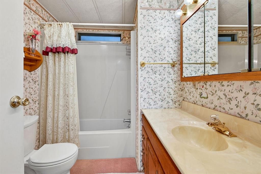 На продажу: $124,900 (2 спален, 2 ванн, 1012 Квадратных фут)