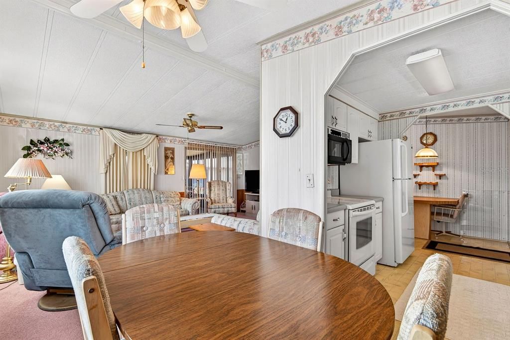 На продажу: $124,900 (2 спален, 2 ванн, 1012 Квадратных фут)