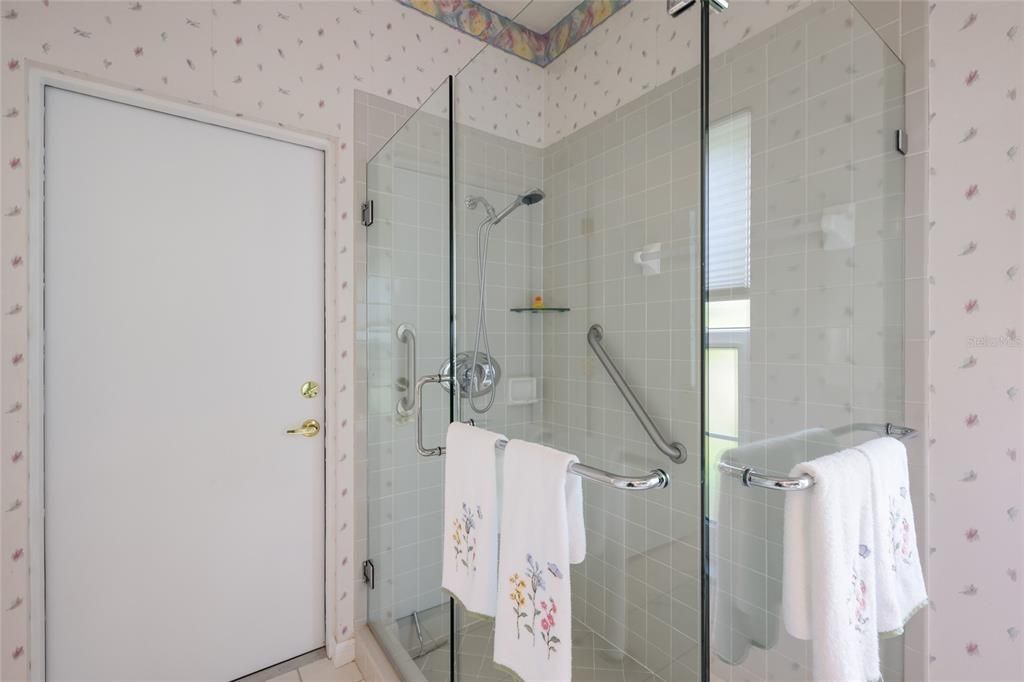 Activo con contrato: $575,000 (3 camas, 2 baños, 2325 Pies cuadrados)