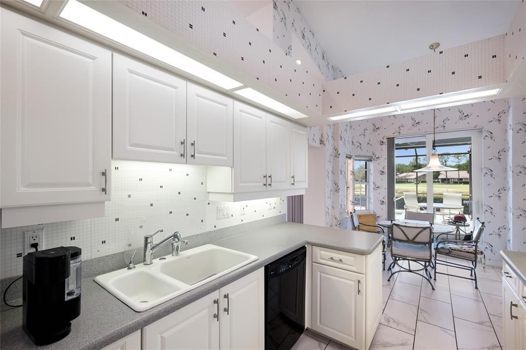 Activo con contrato: $575,000 (3 camas, 2 baños, 2325 Pies cuadrados)