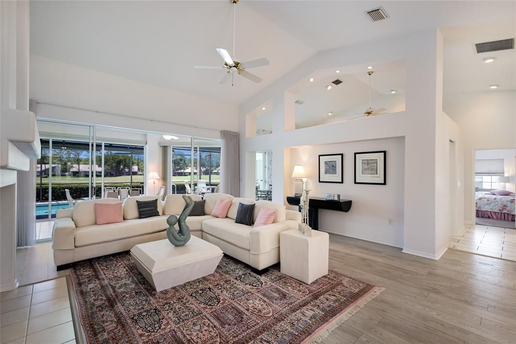 Activo con contrato: $575,000 (3 camas, 2 baños, 2325 Pies cuadrados)