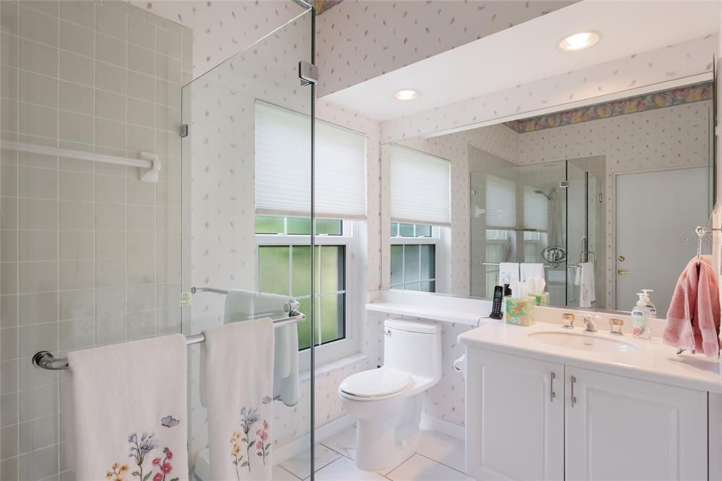 Activo con contrato: $575,000 (3 camas, 2 baños, 2325 Pies cuadrados)