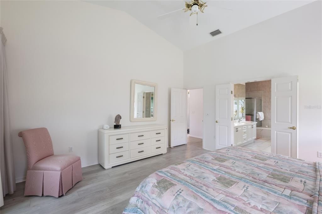 Activo con contrato: $575,000 (3 camas, 2 baños, 2325 Pies cuadrados)