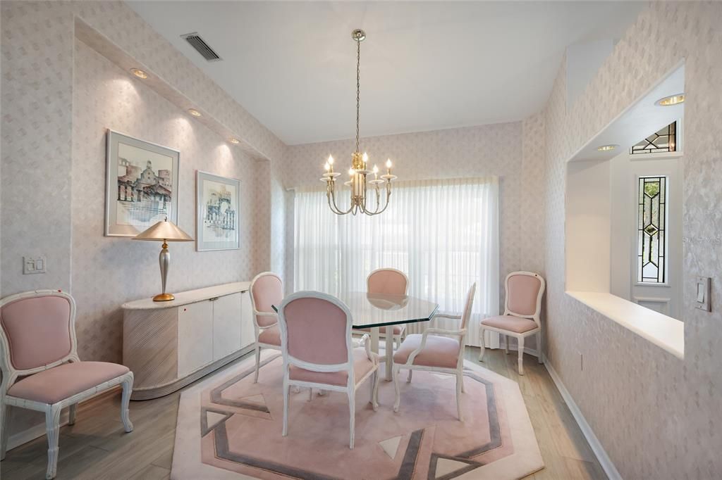 Activo con contrato: $575,000 (3 camas, 2 baños, 2325 Pies cuadrados)
