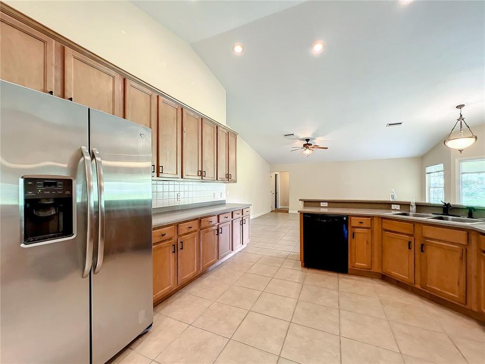 For Rent: $2,650 (4 beds, 3 baths, 2900 Square Feet)
