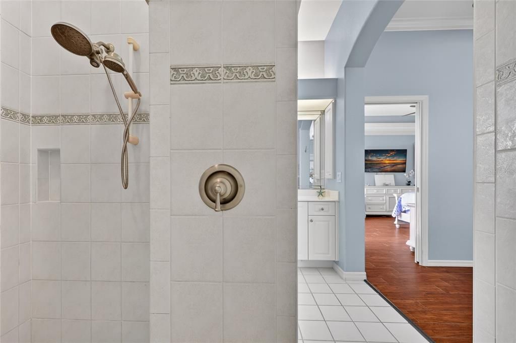 En Venta: $849,000 (4 camas, 3 baños, 2698 Pies cuadrados)