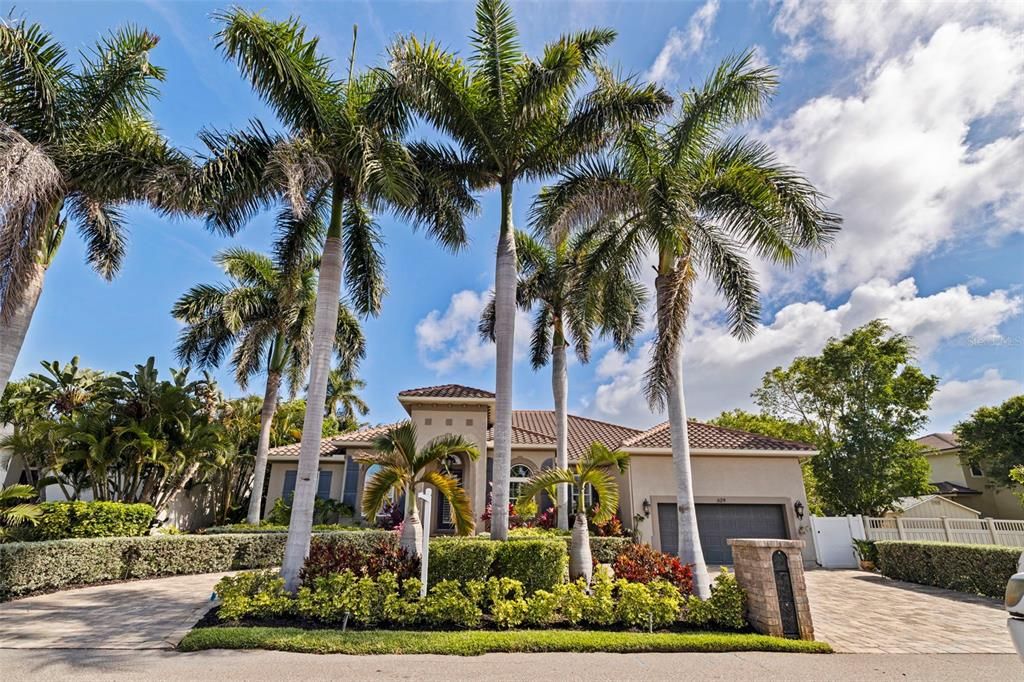 For Sale: $1,900,000 (4 beds, 3 baths, 3257 Square Feet)