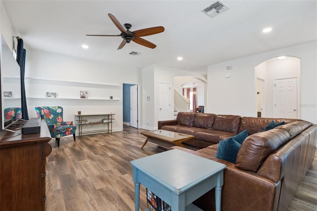 En Venta: $649,000 (4 camas, 2 baños, 3141 Pies cuadrados)